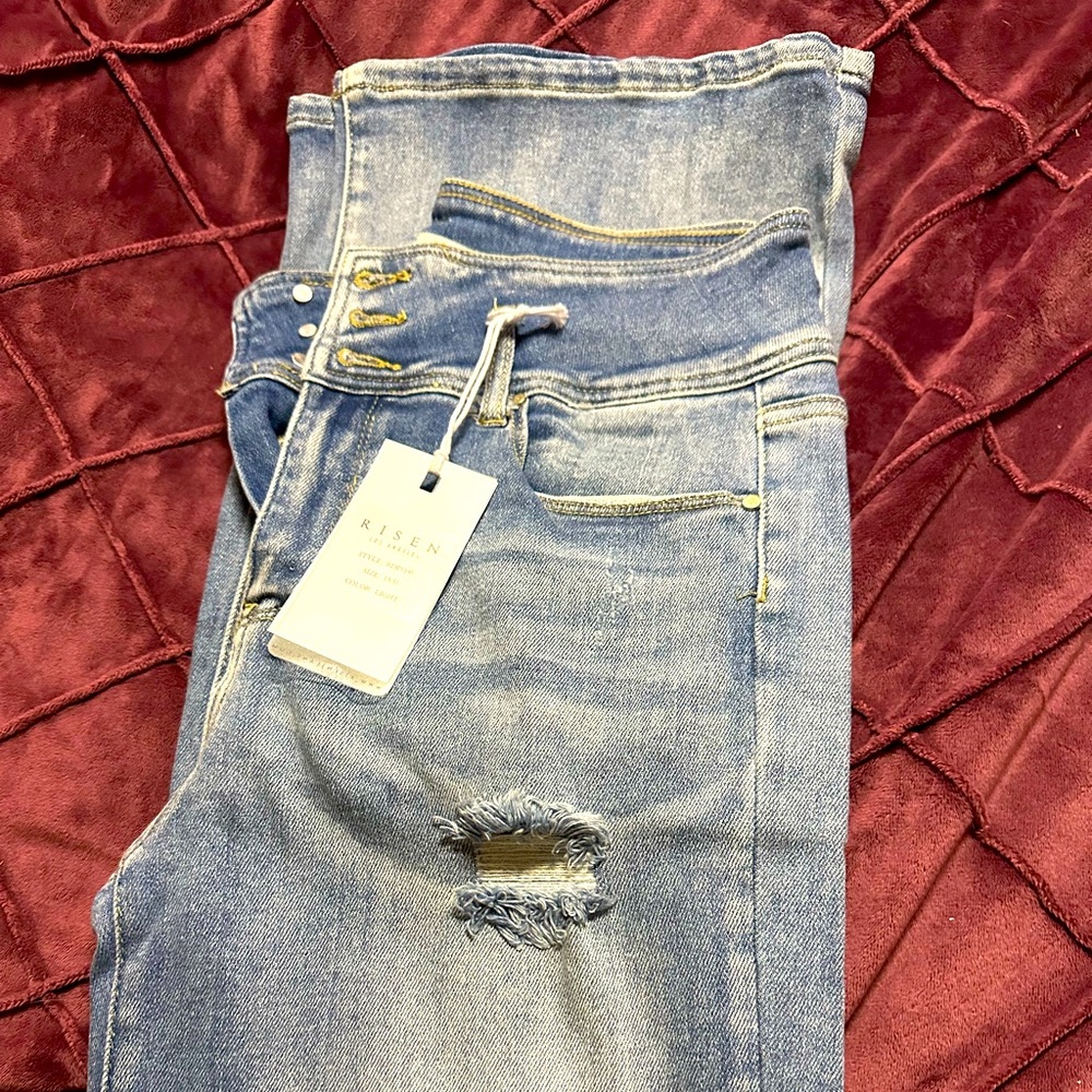 BNWT women’s size 31 Risen button fly distressed jeans